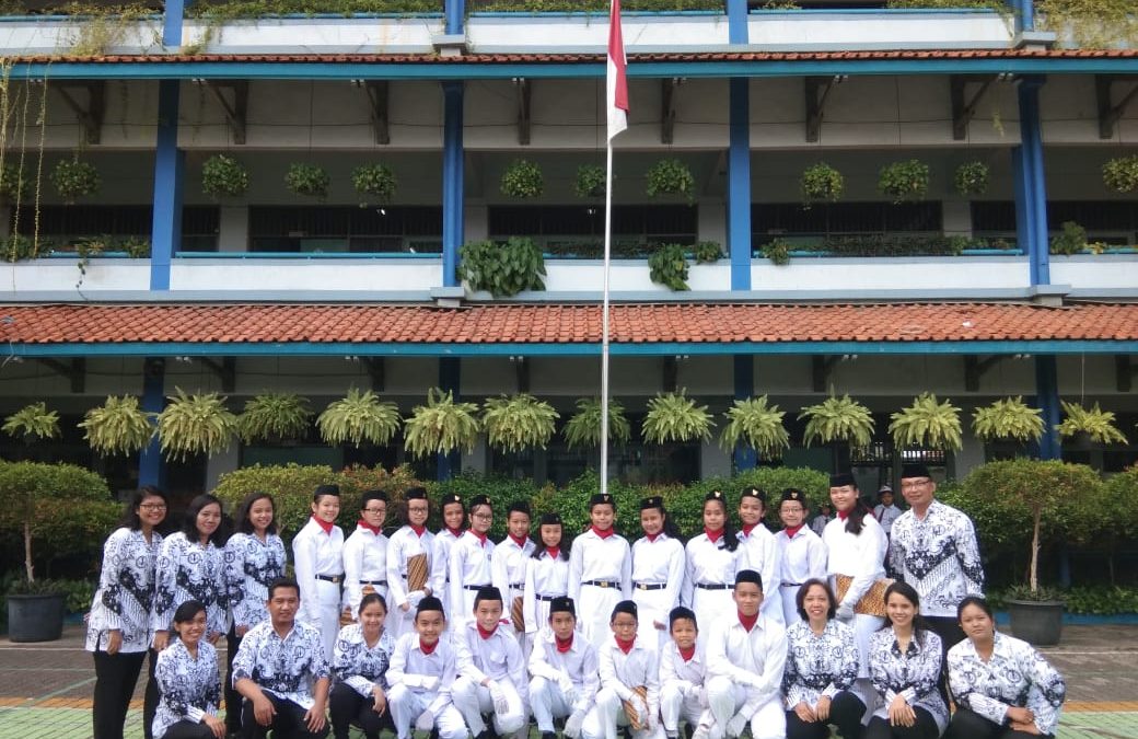 Kompleks Strada Pejompongan Melakukan Upacara Bendera Memperingati Hari Guru Nasional